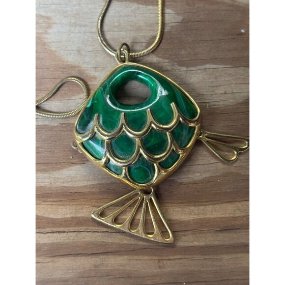 Vintage Green Fish Pendant Necklace With Gold-Tone Detailing - Picture 2 of 4